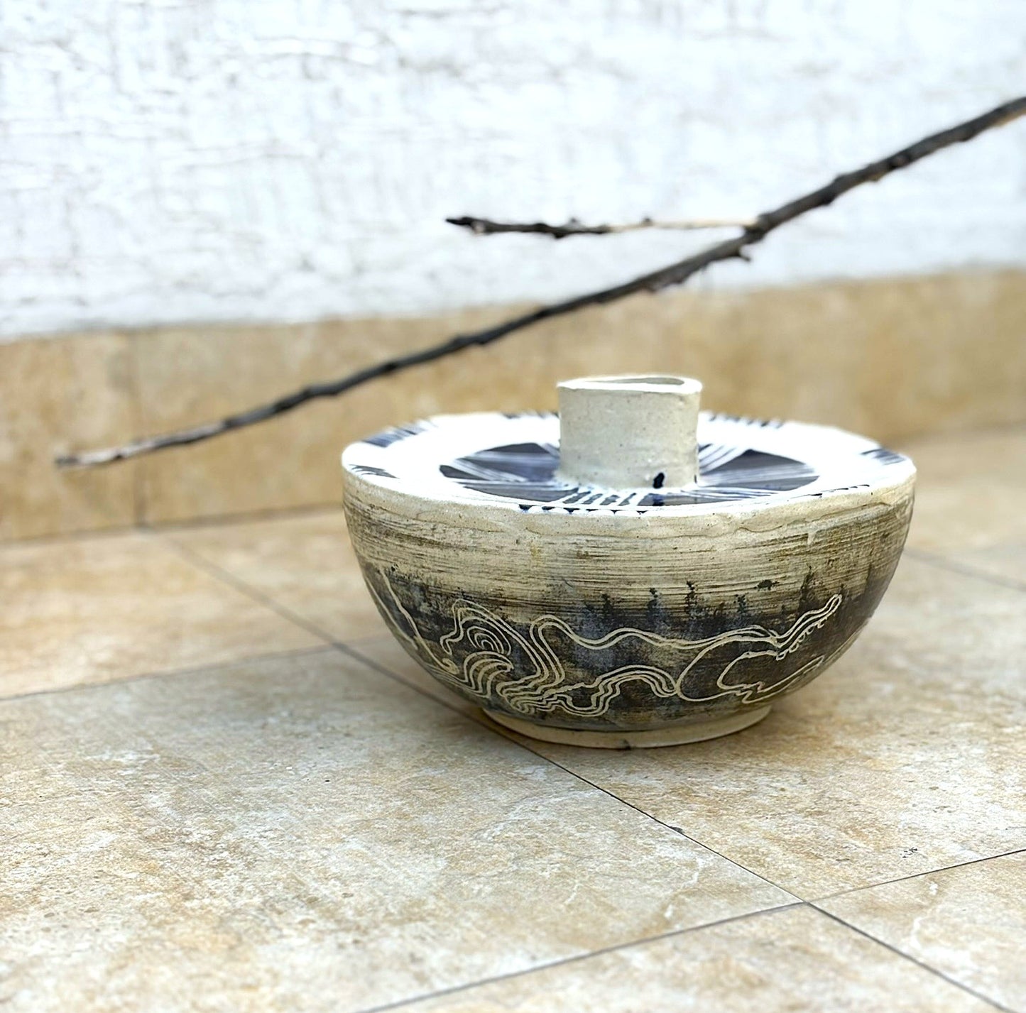 Solar crest vase