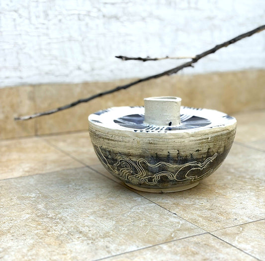 Solar crest vase